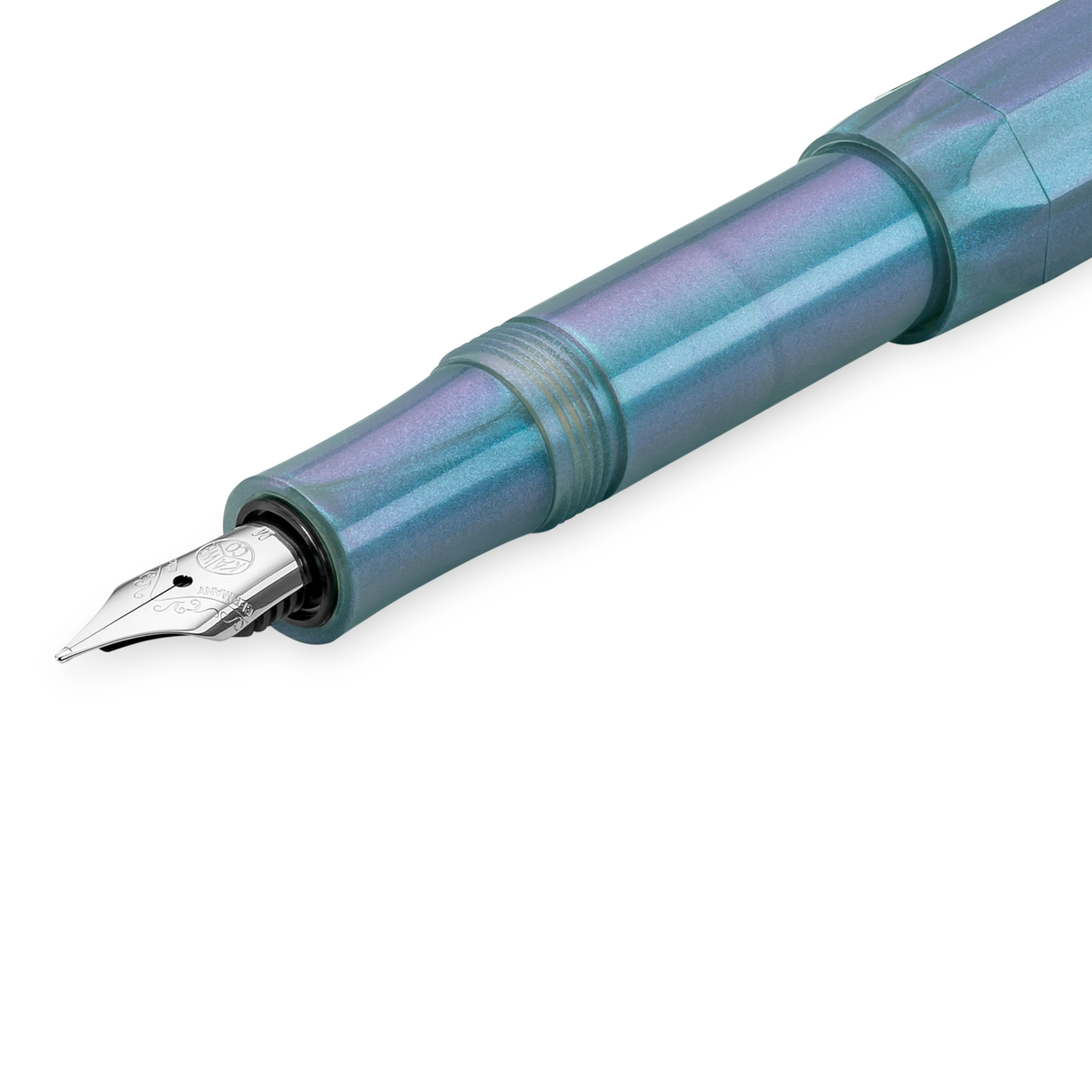Kaweco LUNAR SPORT Fountain Pen - Shadow Blue
Mysterious as the moon
Houston, we have a new series: the new LUNAR SPORT takes its first steps into the Kaweco standard range. Now the series sparkles again in two more magical nuances: While our Shadow Blue is reminiscent of mysterious galaxy nebulae in the space depths, the Light Blue shines with its more subtle and gentle properties, like forget-me-nots in full bloom.
Both are imbued with an intriguing, iridescent color change that makes the blue and purpl
