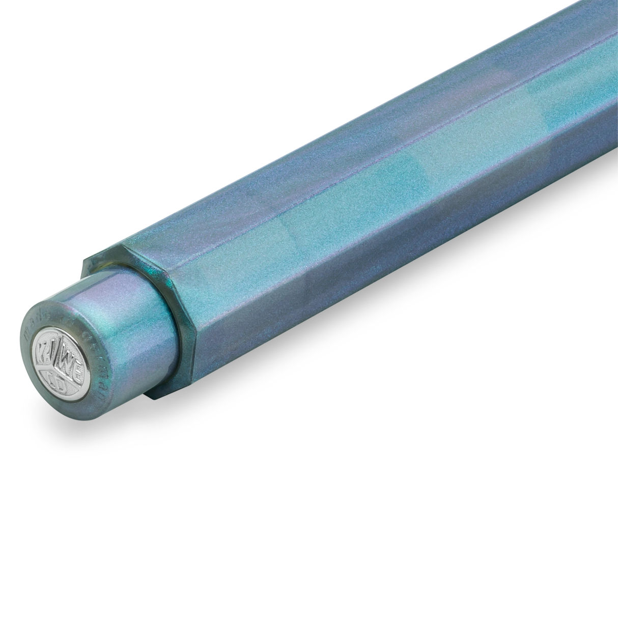 Mysterious as the moon
Houston, we have a new series: the new LUNAR SPORT takes its first steps into the Kaweco standard range. Now the series sparkles again in two more magical nuances: While our Shadow Blue is reminiscent of mysterious galaxy nebulae in the space depths, the Light Blue shines with its more subtle and gentle properties, like forget-me-nots in full bloom.
Both are imbued with an intriguing, iridescent color change that makes the blue and purple hues dance on the surface of the pencil, dep