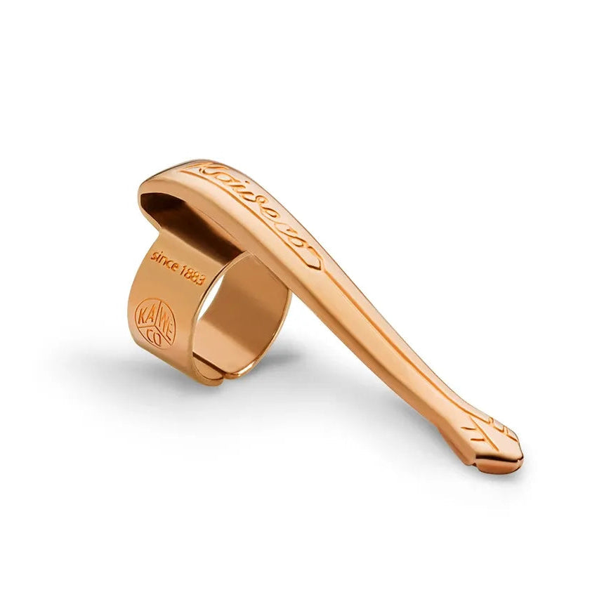 Kaweco Liliput Nostalgia Clips
The clip fits the LILIPUT model. Simply slide it open and the clip is ready for use.
Not only in function, but also visually, this accessory is an upgrade for every Kaweco.
Attention: This clip does not fit on the Liliput retractable ballpoint pen.