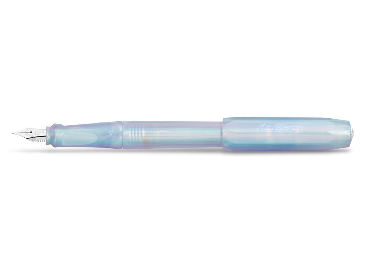 One of the most popular Kaweco Collection pens returns in a new guise: the community favorite Iridescent Pearl gives our Perkeo series a new pearl shine, now as a permanent treasure in the Kaweco range.
Iridescent icon
The Perkeo Iridescent Pearl convinces with a dazzling variety of colors. Depending on the viewer's angle of view and the incident light, the translucent writing instrument shines in a unique colour scheme, changing from green-bluish to pink. This mimics the optical effect of mother-of-pearl