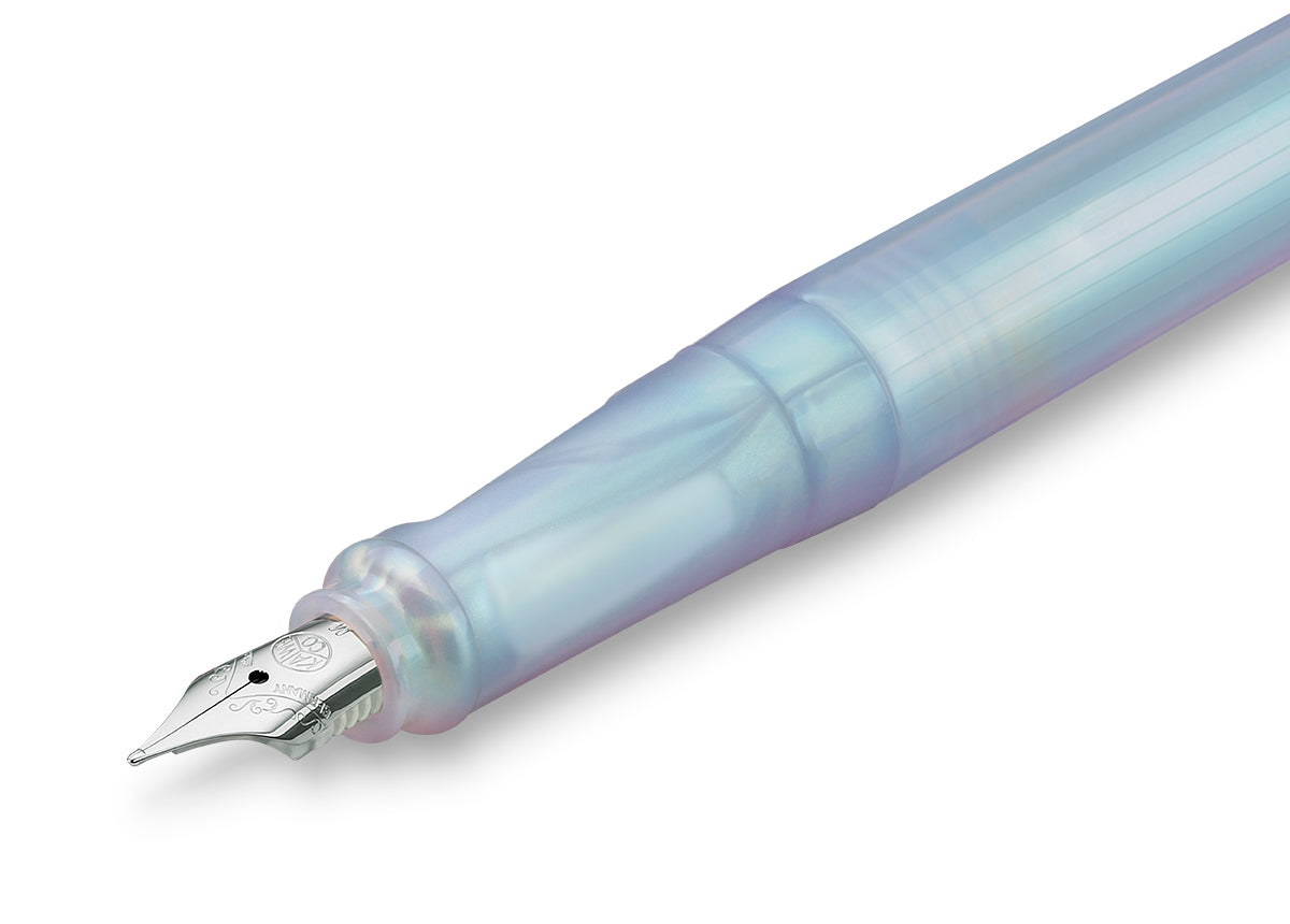 One of the most popular Kaweco Collection pens returns in a new guise: the community favorite Iridescent Pearl gives our Perkeo series a new pearl shine, now as a permanent treasure in the Kaweco range.
Iridescent icon
The Perkeo Iridescent Pearl convinces with a dazzling variety of colors. Depending on the viewer's angle of view and the incident light, the translucent writing instrument shines in a unique colour scheme, changing from green-bluish to pink. This mimics the optical effect of mother-of-pearl