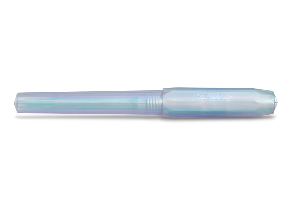One of the most popular Kaweco Collection pens returns in a new guise: the community favorite Iridescent Pearl gives our Perkeo series a new pearl shine, now as a permanent treasure in the Kaweco range.
Iridescent icon
The Perkeo Iridescent Pearl convinces with a dazzling variety of colors. Depending on the viewer's angle of view and the incident light, the translucent writing instrument shines in a unique colour scheme, changing from green-bluish to pink. This mimics the optical effect of mother-of-pearl