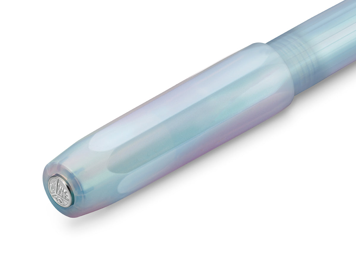 One of the most popular Kaweco Collection pens returns in a new guise: the community favorite Iridescent Pearl gives our Perkeo series a new pearl shine, now as a permanent treasure in the Kaweco range.
Iridescent icon
The Perkeo Iridescent Pearl convinces with a dazzling variety of colors. Depending on the viewer's angle of view and the incident light, the translucent writing instrument shines in a unique colour scheme, changing from green-bluish to pink. This mimics the optical effect of mother-of-pearl