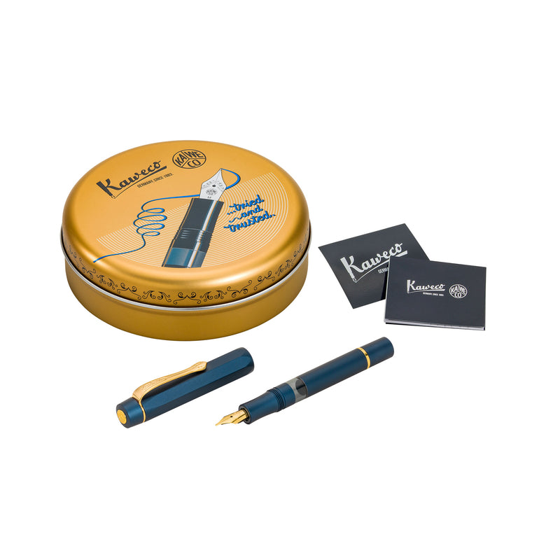 The AL Sport Solo fountain pen in navy with gold hardware not only has a classic look but also fits snugly in your hand.
The metallic body is made of high-quality aluminium and grants an unique haptic experience. Its fine surface imparts elegance.
This pocket fountain pen only measures 10.5 cm when closed and is, therefore, a perfect everyday pen. When the cap is attached, the pen grows to a standard size of 13 cm. Thanks to its light weight and small size, it’s a great pen for on the go.
You can i