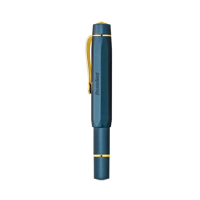 The AL Sport Solo fountain pen in navy with gold hardware not only has a classic look but also fits snugly in your hand.
The metallic body is made of high-quality aluminium and grants an unique haptic experience. Its fine surface imparts elegance.
This pocket fountain pen only measures 10.5 cm when closed and is, therefore, a perfect everyday pen. When the cap is attached, the pen grows to a standard size of 13 cm. Thanks to its light weight and small size, it’s a great pen for on the go.
You can i