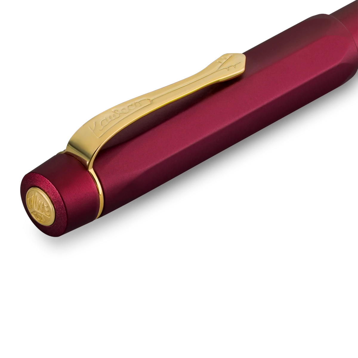The Piston Sport AL series is getting even more colourful: Just in time for the holidays, our metallic piston fountain pen appears in a new, luxurious look. The red anodized surface of the robust aluminum housing is extremely durable and gives the pen a high-quality feel. It harmonises perfectly with the golden elements and gives the writing instrument a particularly elegant character.