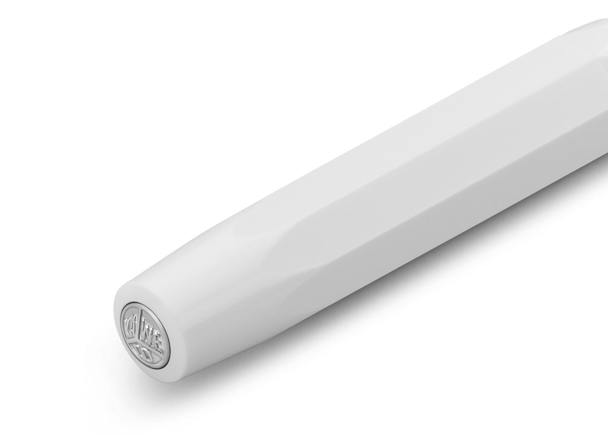 For those who like minimalism, the Kaweco Classic Sport Fountain Pen is available in white. The classic and elegant colour can be combined with various notebooks, papers and other accessories.
In 1911 something remarkable by the name of Kaweco Sport was created. The pocket fountain pen only measures 10.5 cm when closed, therefore it can easily be taken anywhere. With the cap attached, it grows to a normal size of 13 cm.
You can choose between five nib sizes from extra fine (EF) to extra broad (BB). If yo