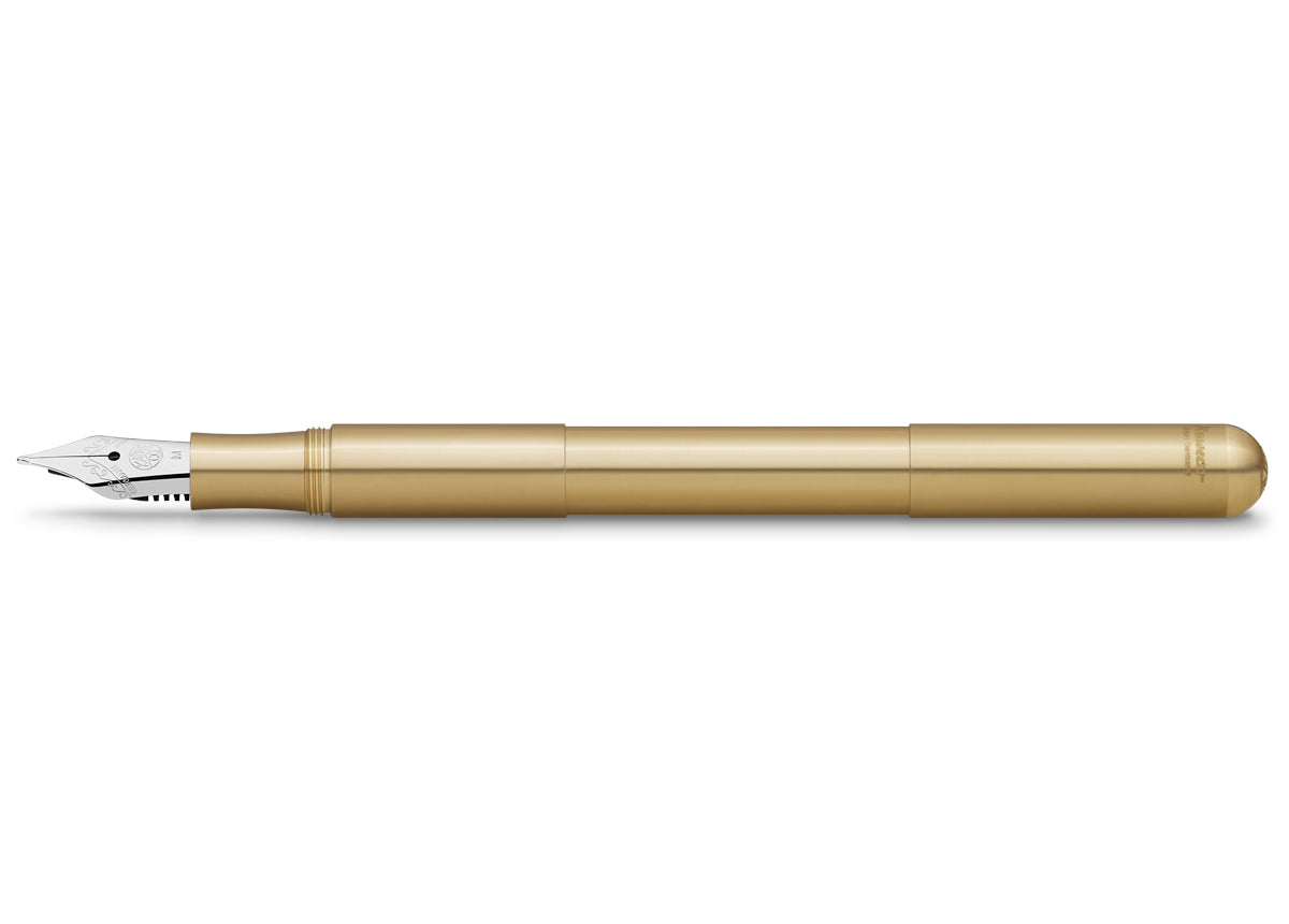 The Supra made of brass is particularly elegant and graceful due to the golden colour. The well-known Eco Brass – brass from Wieland works in Ulm – is lead-free. As usual with brass, you can notice a change during use. Over time, the pen gets its patina.
Due to the model's high weight, the writing device presses easily on the paper and promotes the writing flow. This feature allows you to write particularly long and comfortably. Besides, the Supra offers different screwing options. For