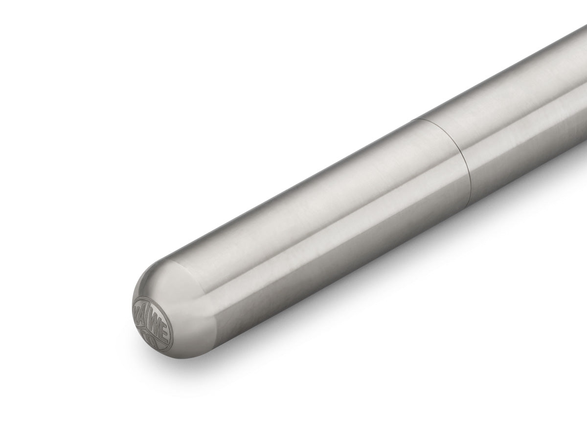 A first-class tool for the art of writing: The robust model made of solid stainless steel is ergonomically held in hand. The minimalist design gives the writing instrument a unique elegance.
Due to the model's high weight, the writing device presses easily onto the paper and promotes the writing flow. This feature allows you to write particularly long and comfortably. Besides, the Supra offers different screwing options. For example, the fountain pen's weight and length can be optimally adapted to one's ha