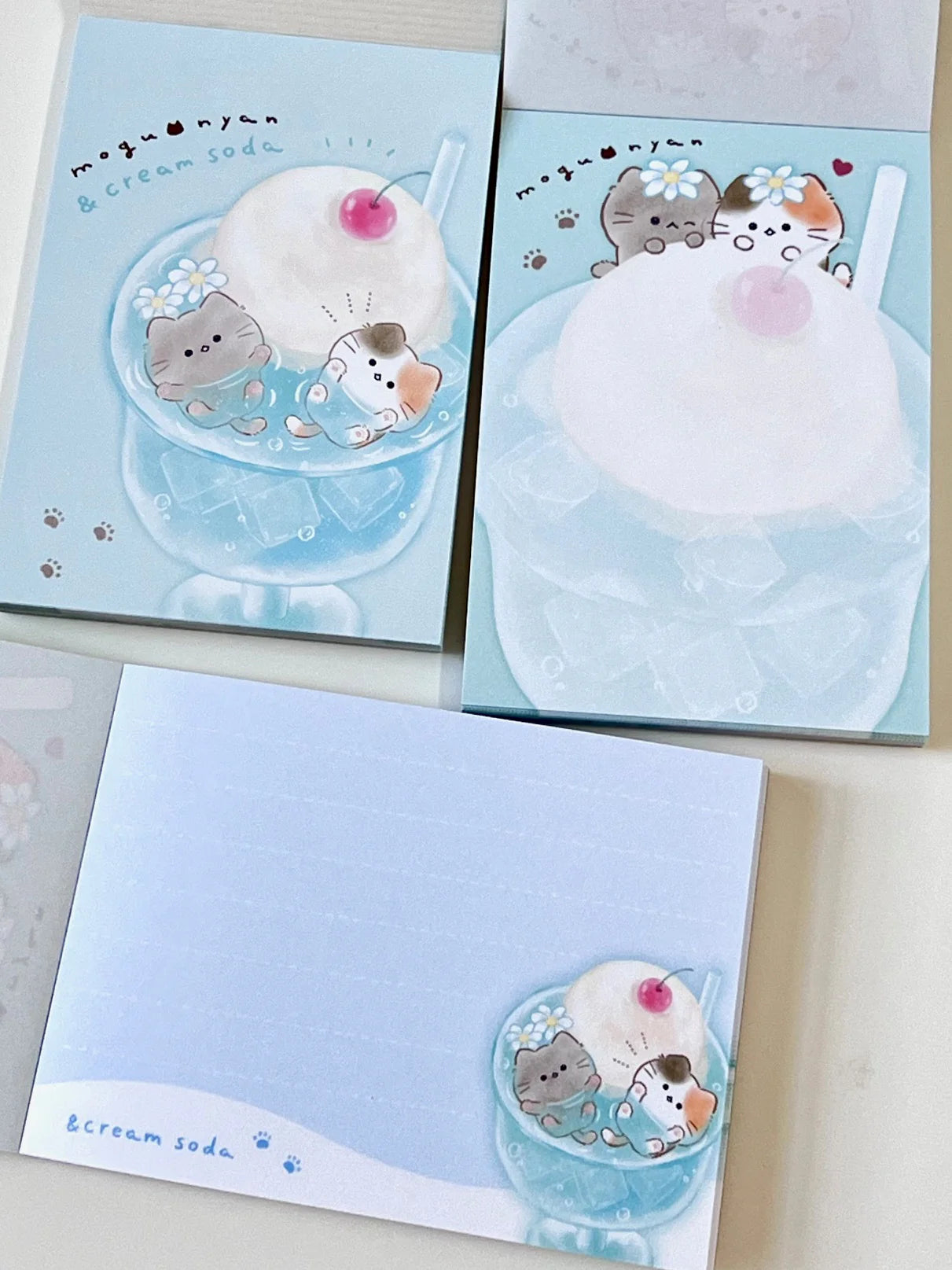 Kitty Cream Soda Mini Notepad
2.5 x 3.5 inches (H88xW63xD7(mm)
2 designs x 35 sheets each (total 70 sheets)
Made in Japan