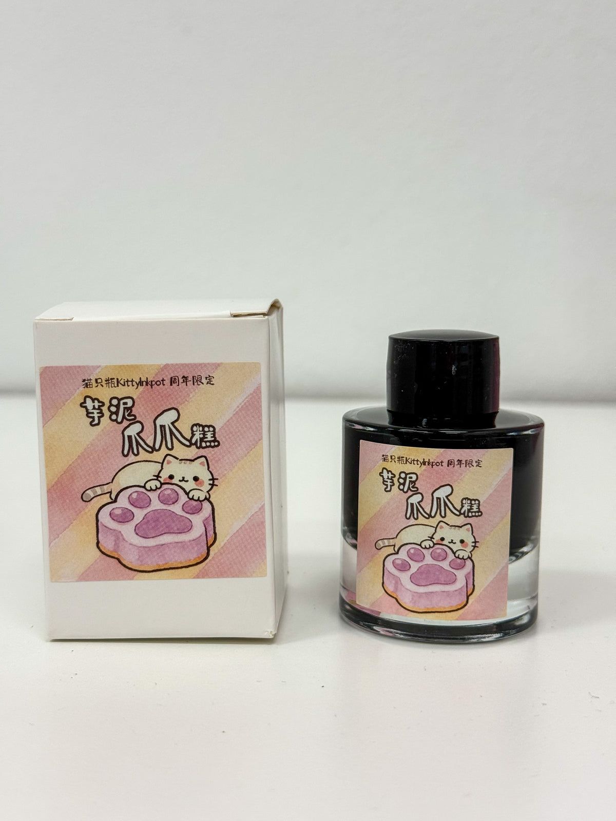 Taro Paste Paw Cake 芋泥爪爪糕 has a beautifully complex tone. It’s a soft taupe‑lavender grey with subtle chromatic shifts: you can see cool lilac and warm beige undertones that separate in heavier strokes.