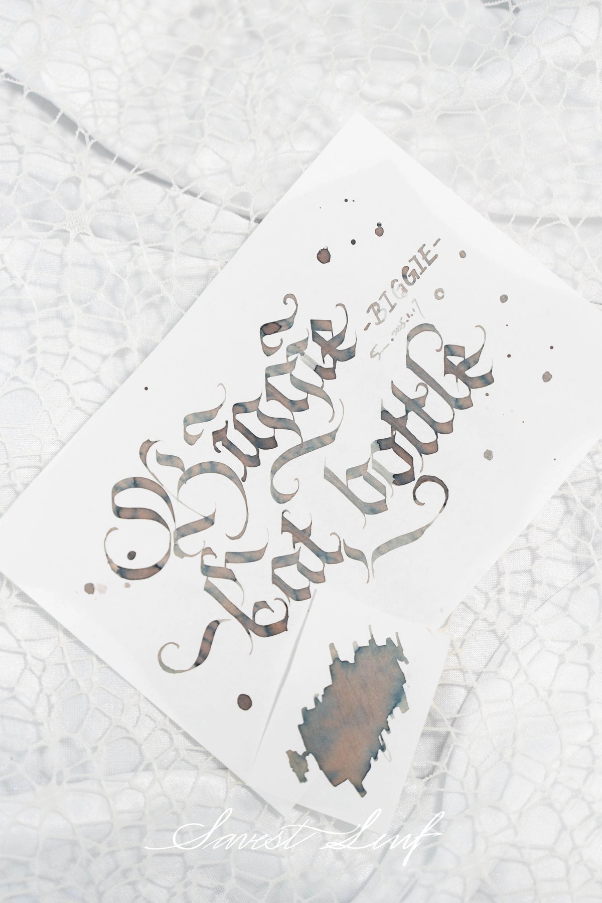 Chubby Cat Bottle is a warm, sophisticated gray‑brown ink with subtle blue undertones — reminiscent of a plump cat basking in soft afternoon light. Its shading flows from taupe to slate, creating a velvety texture that feels both playful and refined.