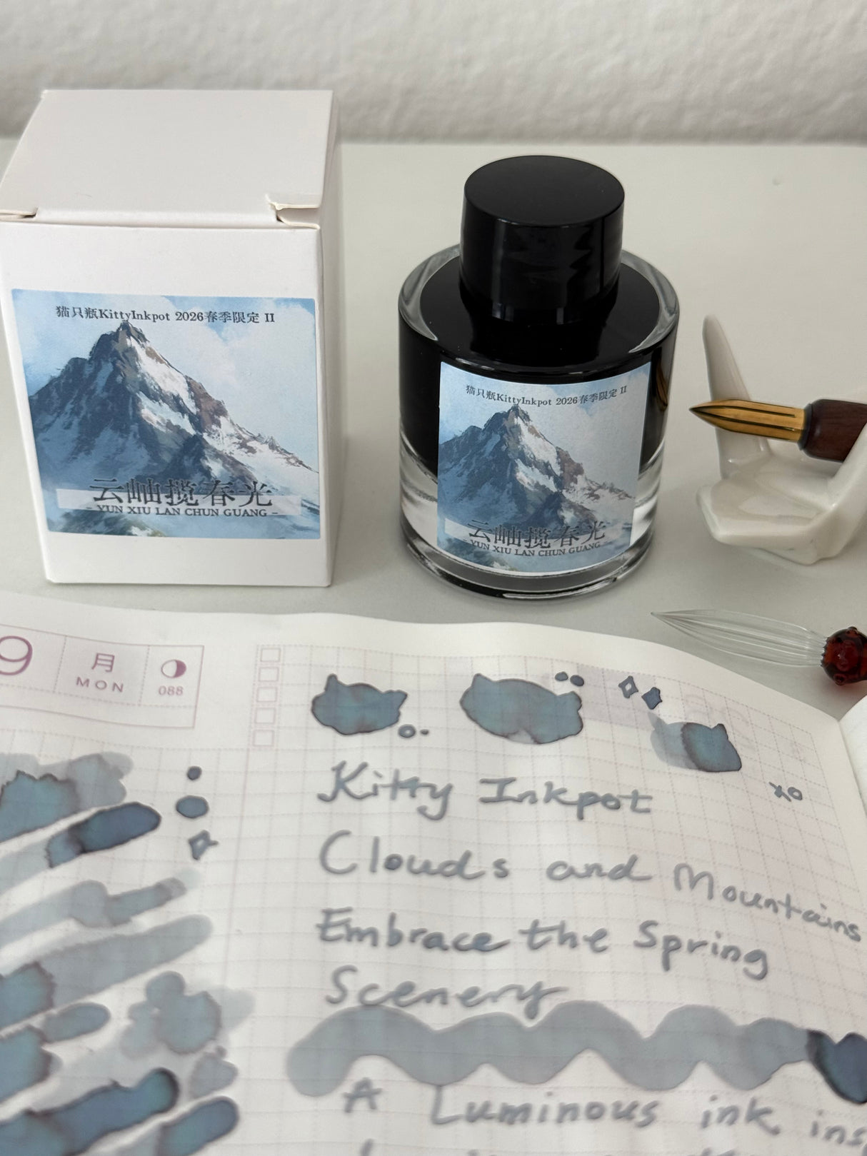 Kitty Inkpot – Clouds and Mountains Embrace the Spring Scenery Ink 云岫揽春光 (2026 Spring Limited Edition)