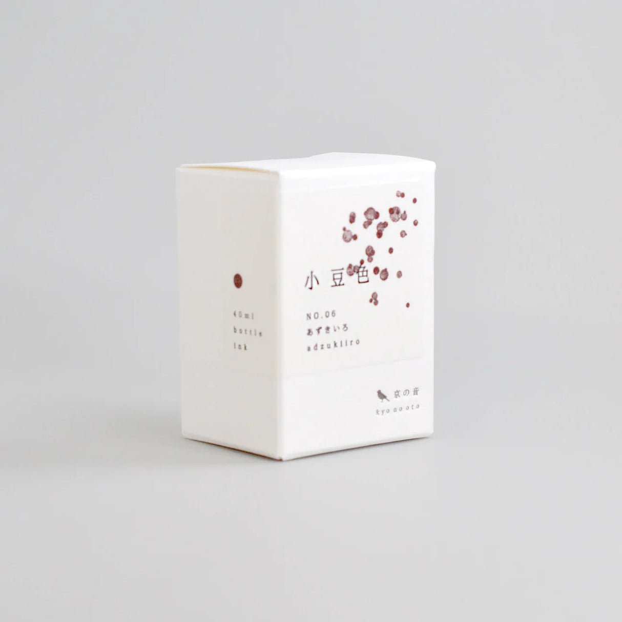 Azuki-iro refers to the purple-tinged reddish brown color of azuki beans. Red has long been used as a color of prayer, and red rice made with azuki beans is an indispensable item for celebrations and events.
Dye ink product number: KO-0106
Capacity: 40ml
Uses: fountain pens, pens, brushes