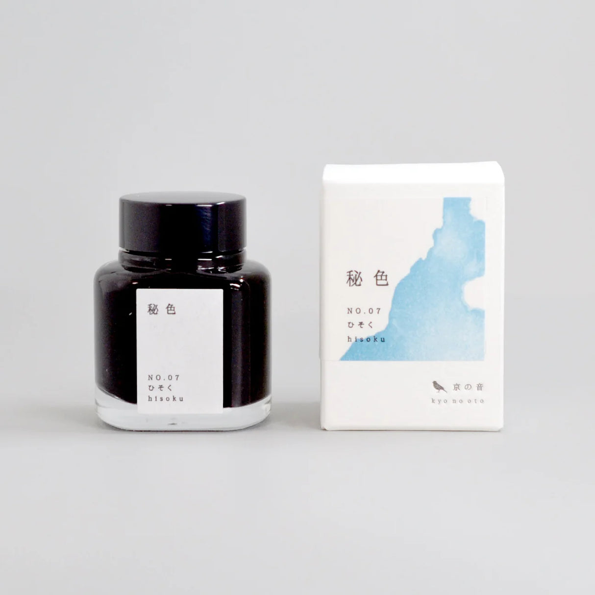Hisoku is a pale green color like the color of celadon ware, and was given this name because of the mysterious beauty of the grayish blue-green color that is unique to pottery.
Dye ink product number: KO-0107
Capacity: 40ml
Uses: fountain pens, pens, brushes
