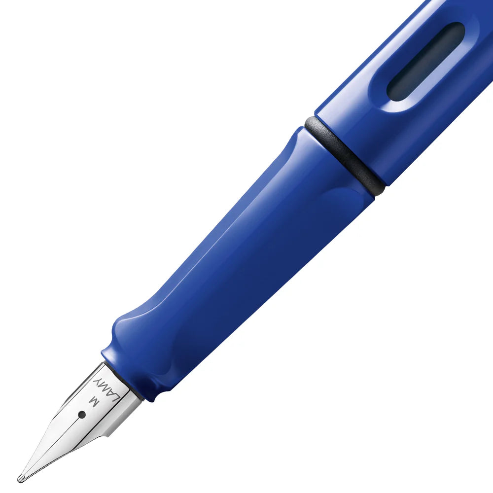 Fountain pen, icon, global success: the LAMY safari has been a beloved classic since its introduction in the 1980s and enjoys a cult status untypical for a writing instrument. Countless colours and ever-changing special editions make hearts beat faster - whether for the pencil case or the carefully curated fountain pen collection.
The LAMY safari is more than the sum of its details: it is aesthetic, robust and individual. The distinctive, self-sprung clip keeps the writing instrument securely fastened in p