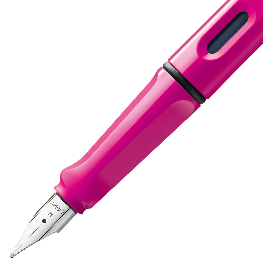 Fountain pen, icon, global success: the LAMY safari has been a beloved classic since its introduction in the 1980s and enjoys a cult status untypical for a writing instrument. Countless colours and ever-changing special editions make hearts beat faster - whether for the pencil case or the carefully curated fountain pen collection.
The LAMY safari is more than the sum of its details: it is aesthetic, robust and individual. The distinctive, self-sprung clip keeps the writing instrument securely fastened in p