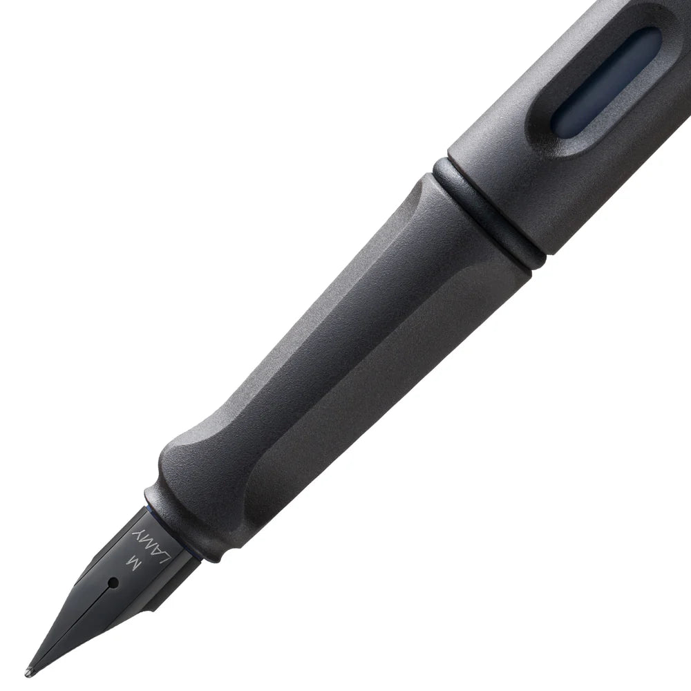 Fountain pen, icon, global success: the LAMY safari has been a beloved classic since its introduction in the 1980s and enjoys a cult status untypical for a writing instrument. Countless colours and ever-changing special editions make hearts beat faster - whether for the pencil case or the carefully curated fountain pen collection.
The LAMY safari is more than the sum of its details: it is aesthetic, robust and individual. The distinctive, self-sprung clip keeps the writing instrument securely fastened in p