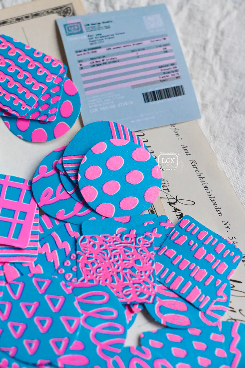 LCN Sticker club: Neon
A mini package box full of black and white stickers!
How cute is that!
It has everything: a fragile sticker, shipping label, and even an invoice!
That invoice is also a sticker!
35different designs x 2 different sticker materials include
uncoated paper sticker/ PVC sticker
Total 70+1stickers in 1 box.