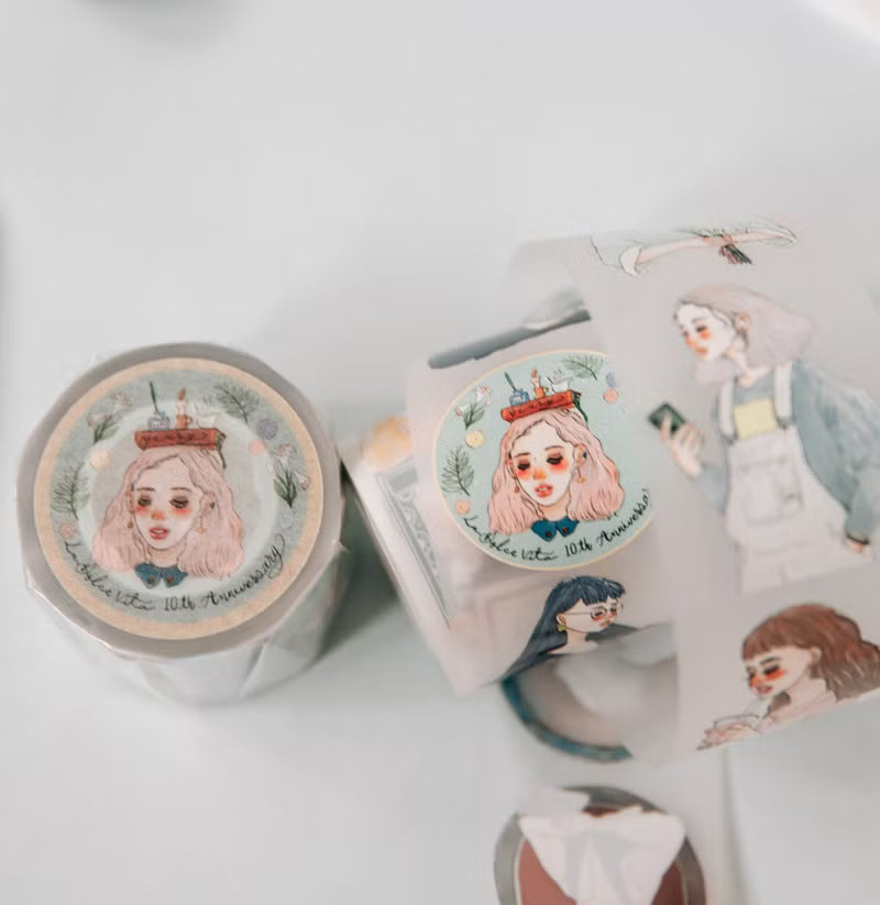 La Dolce Vita - 10th Anniversary PET Tape
The 10th anniversary new design LOGO,
with the classic image girls created by Dolce Vita,
selected and collected into a collectible roll of PET tape!
Product information:
Matte PET tape
4 cm wide, 10 meters long, 90 cm long
Made in Taiwan