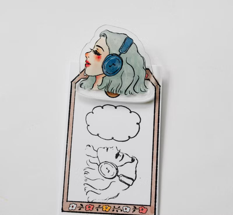 La Dolce Vita - Blue Headphone Girl Acrylic Clip
We happily move forward with a series of five models!
The material is acrylic and the thickness is 3mm.
Very versatile, it is very convenient and cute to use as a decoration.
Each one has a length and width of about 5 cm and is made in Taiwan.