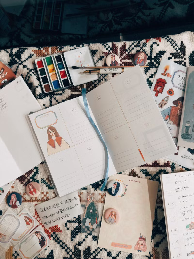 cooking, making fires, drinking tea;
Look at the stars in the dark night.
Let's embark on the journey of life together and
travel the way we love.
Let's not forget those shining and gentle days.
Carefully crafted,
Bringing you a brand new version and format!
The first part is the monthly plan, followed by the weekly plan for 54 weeks.
Highlights:
1. Fill in the date yourself
2. Months from January to December
3. Monthly Notes: 12 patterns in total
4. 54 weeks in total
5.Two styles that we think are the