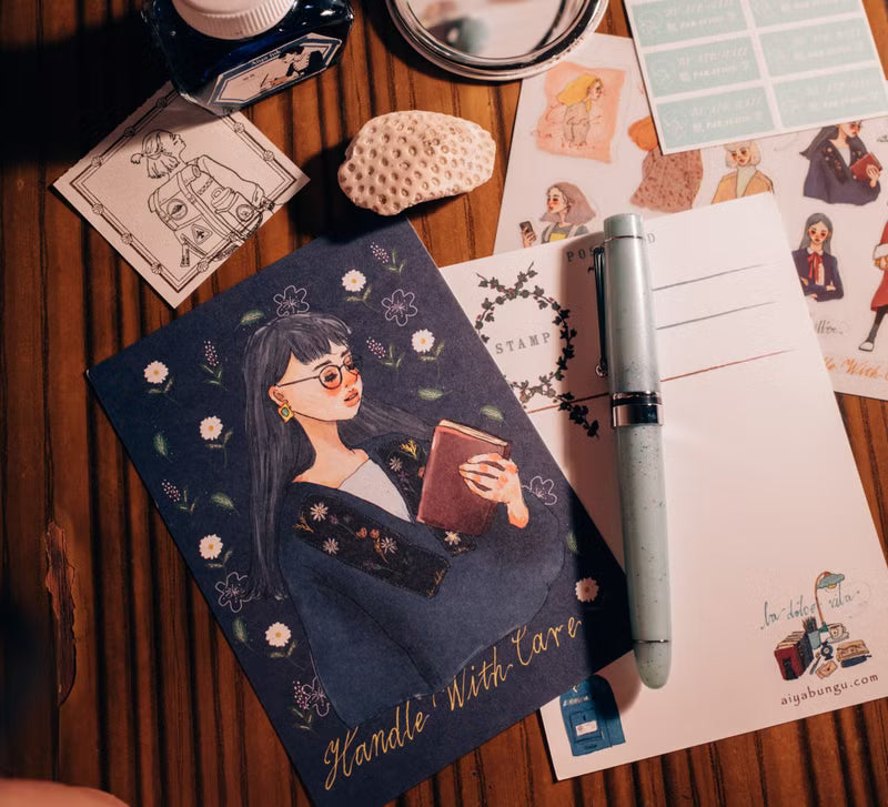 La Dolce Vita - Deep Blue Flower Season Postcard
Flowers that bloom only at night are
both mysterious and beautiful.
Just like you.
Incudes 1 postcard
Size: 105x148 mm
Material: Ivory 250g
Made in Taiwan