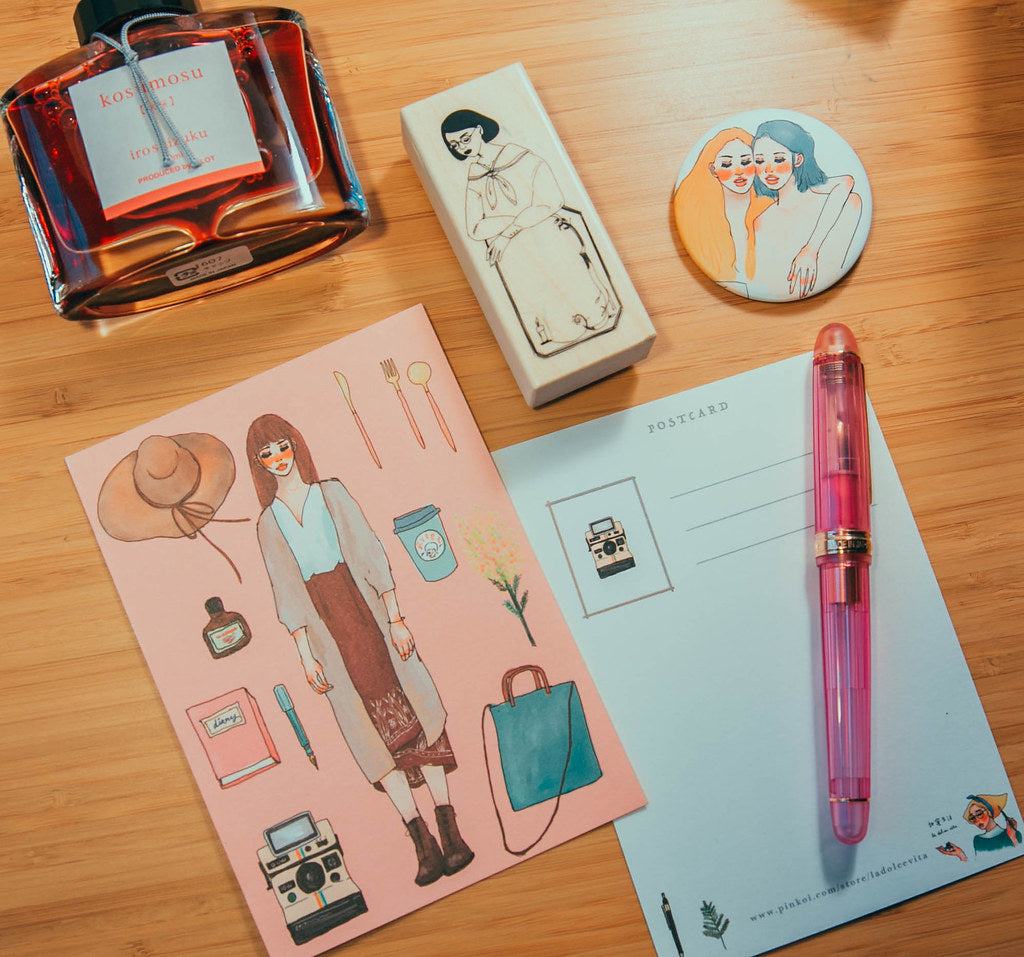 La Dolce Vita - Flower Girl Postcard
Part of the Coffee Girl series postcards
Incudes 1 postcard
Size: 105x148 mm
Material: Ivory 250g
Made in Taiwan