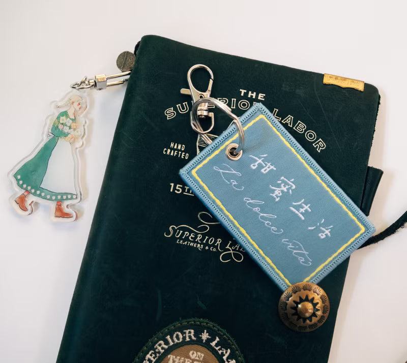 La Dolce Vita - Flying Regiment Keychain
Welcome to the Sweet Tour Group!
This is a double-sided keychain with an aviation theme and
a sense of travel!
Material: cloth, electric embroidery (double loop, hook)
Size: 40 x 110 mm
Made in Taiwan