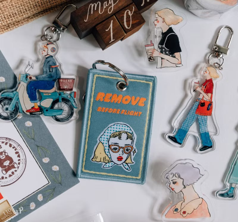 La Dolce Vita - Flying Regiment Keychain
Welcome to the Sweet Tour Group!
This is a double-sided keychain with an aviation theme and
a sense of travel!
Material: cloth, electric embroidery (double loop, hook)
Size: 40 x 110 mm
Made in Taiwan