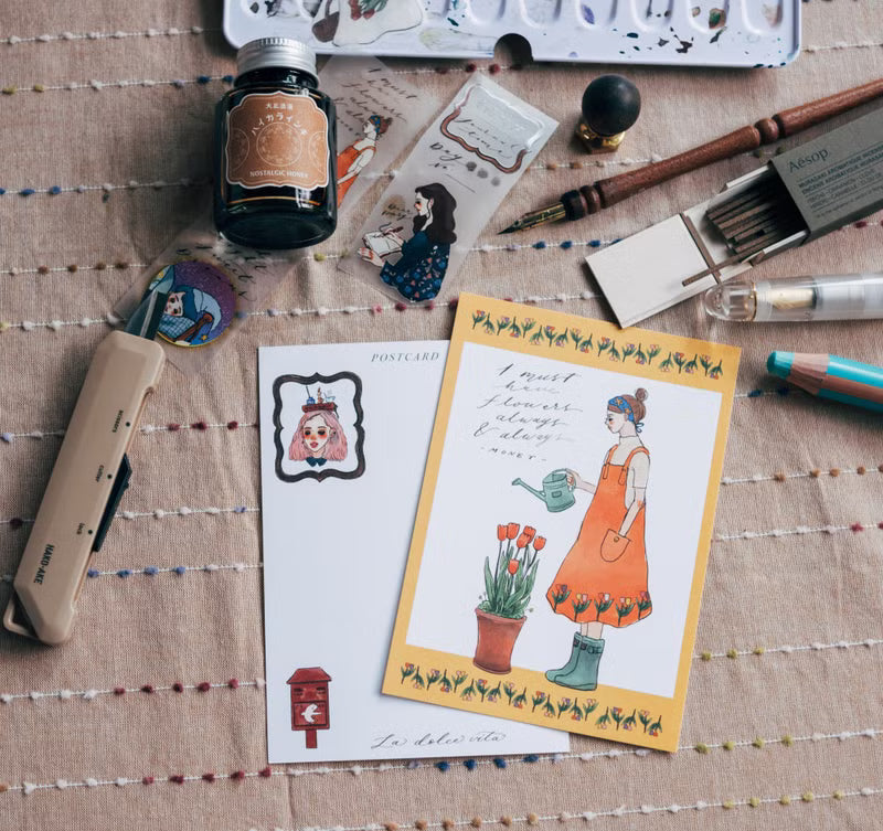 La Dolce Vita - Gardener Girl Postcard
days embraced by love; people and things that are eager to cherish; A distant place that I still want to remember after arriving.
Recording that in this once-in-a-lifetime life, such precious bits
and pieces are my notebook time.
/
Plant life into a unique and lovely flower.
Incudes 1 postcard
Size: 105x148 mm
Material: Ivory 250g
Made in Taiwan