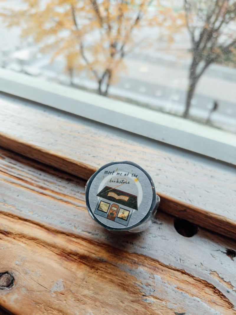 La Dolce Vita - Meet Me At The Bookstore
The PET version launched this time has added more bookstore elements 📖,
including bookstore owners, bookstore signboards and bookcases!
Because life has a lot of connections with bookstores,
I really want to share this beauty with everyone!
I wonder if you, who are also bookworms,
also have a treasure trove that belongs to you?
Product information:
PET tape
4 cm wide, 10 meters long, 90 cm long
Made in Taiwan
Material: Ivory 250g
Made in Taiwan