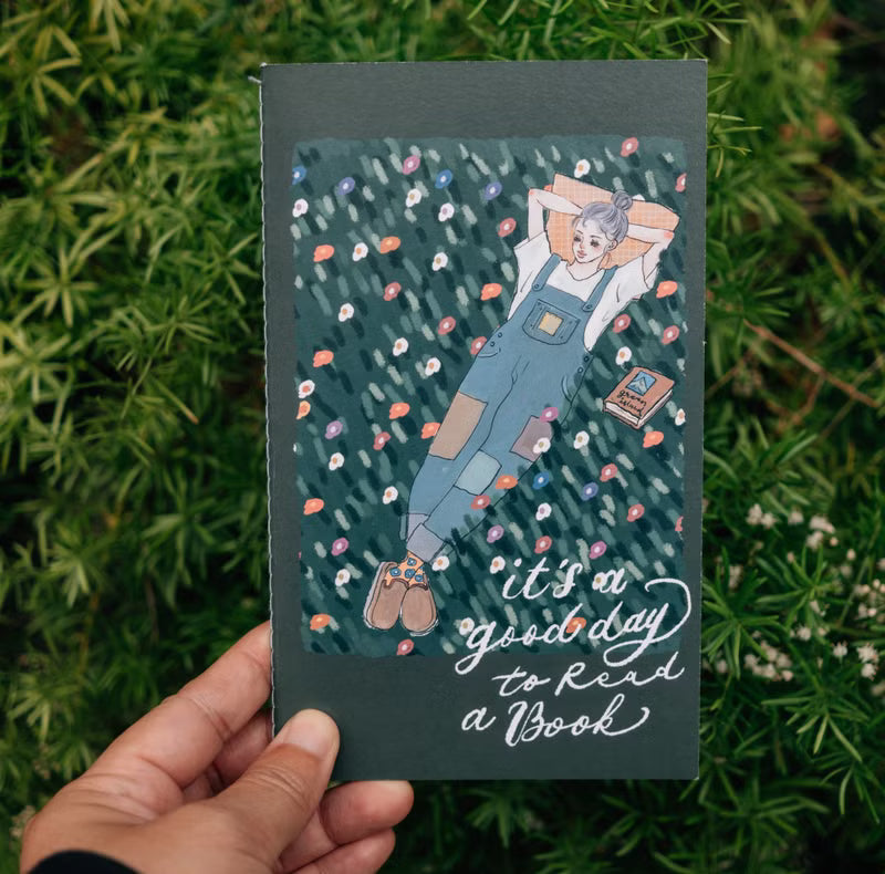 La Dolce Vita - Reading in the Grass Notebook
It is a good day to read a book!
Bring a favorite book,
lie on the grass and let nature read with you.
Blank Pages
48 pages in total.
Paper: Bird of Paradise
Binding: thread binding
Size: 182*110mm
Because the binding is thread binding, there may be threads exposed at the beginning and end.
This is a normal phenomenon and does not affect use.