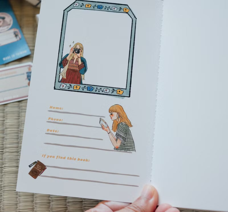 La Dolce Vita - Reading in the Grass Notebook
It is a good day to read a book!
Bring a favorite book,
lie on the grass and let nature read with you.
Blank Pages
48 pages in total.
Paper: Bird of Paradise
Binding: thread binding
Size: 182*110mm
Because the binding is thread binding, there may be threads exposed at the beginning and end.
This is a normal phenomenon and does not affect use.