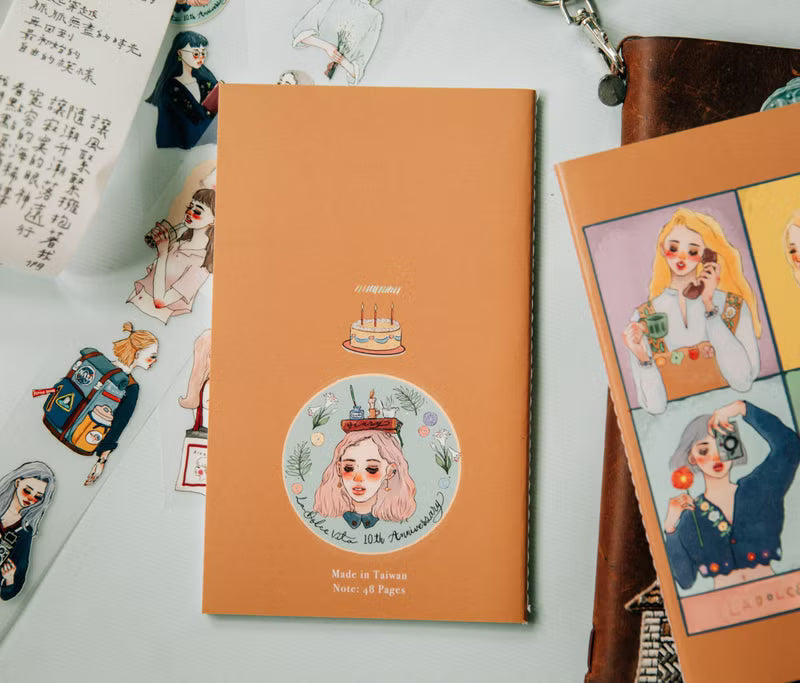 La Dolce Vita - Song of a Hundred Flowers Notebook
The distance is a place we haven’t started yet.
As long as you set off, no place is truly far away.
10th Anniversary edition notebook
Blank Pages
48 pages in total.
Paper: Bird of Paradise
Binding: thread binding
Size: 182*110mm