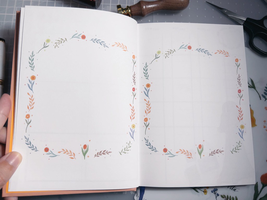 Carefully crafted,
Bringing you a brand new version and format!
The first part is the monthly plan, followed by the weekly plan for 54 weeks.
Highlights:
1. Fill in the date yourself
2. Months from January to December
3. Monthly Notes: 12 patterns in total
4. 54 weeks in total
5.Two styles that we think are the most useful
6. Weekly Notes: 18 patterns, cycled 3 times
7. There is a book cover!
Can be flattened 180 degrees!
A total of 160 pages perfectly bound
Inside page: Bird of Paradise 75g
Size: 168x182