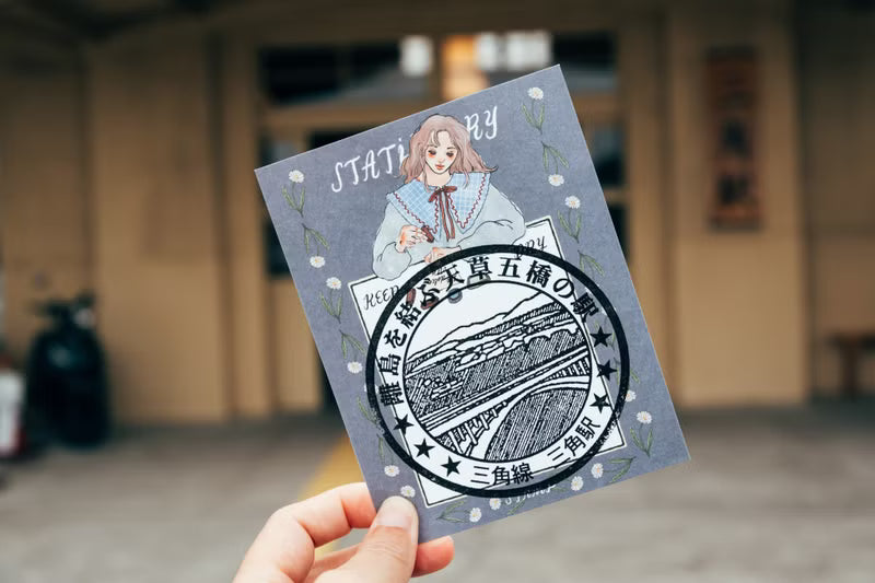 La Dolce Vita - Stamp Collection Card Set
On the way to travel,
I collect stamps from all over the world.
In distant places,
stamp your footprints,
write blessings, and
send them to those who miss you far away.
Or as a travel record and travel diary,
leaving an eternal mark on your life.
/
A set of five postcards sized cards
Size: 108 x 140 mm
Ivory card
Made in Taiwan