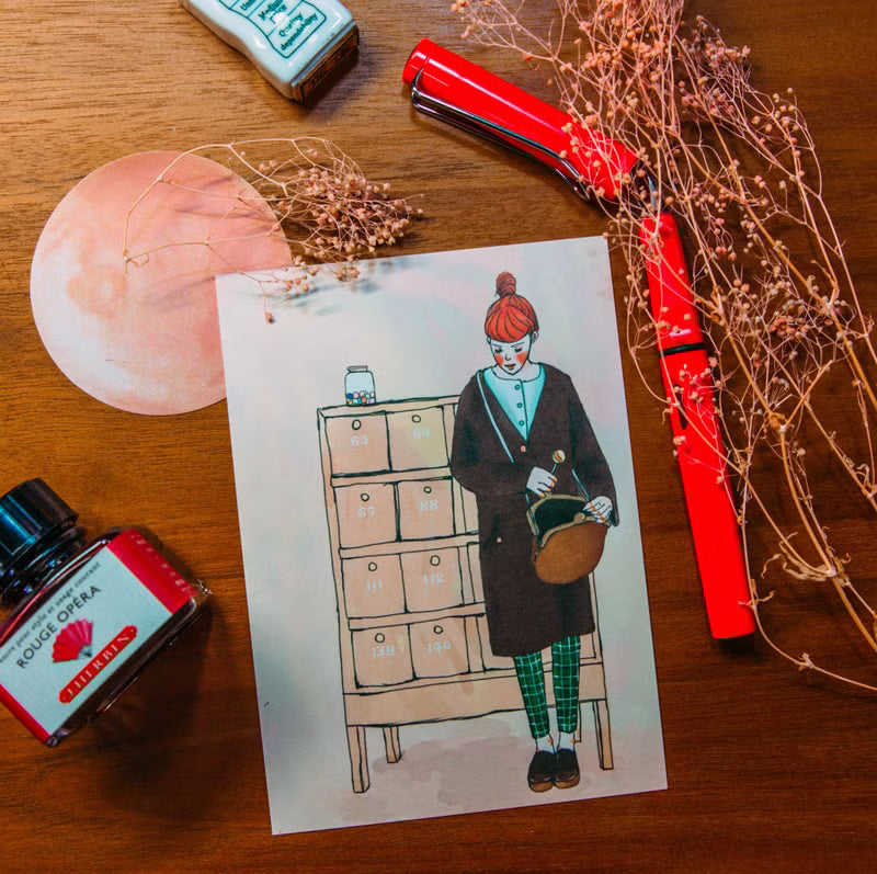 La Dolce Vita - Vintage Girl Postcard
The nostalgic heart makes you look so gentle.
He has more memories than ordinary people and is walking on a new path in life.
Don't be afraid of losing, the power behind you will protect you.
Incudes 1 postcard
Size: 105x148 mm
Material: Ivory 250g
Made in Taiwan