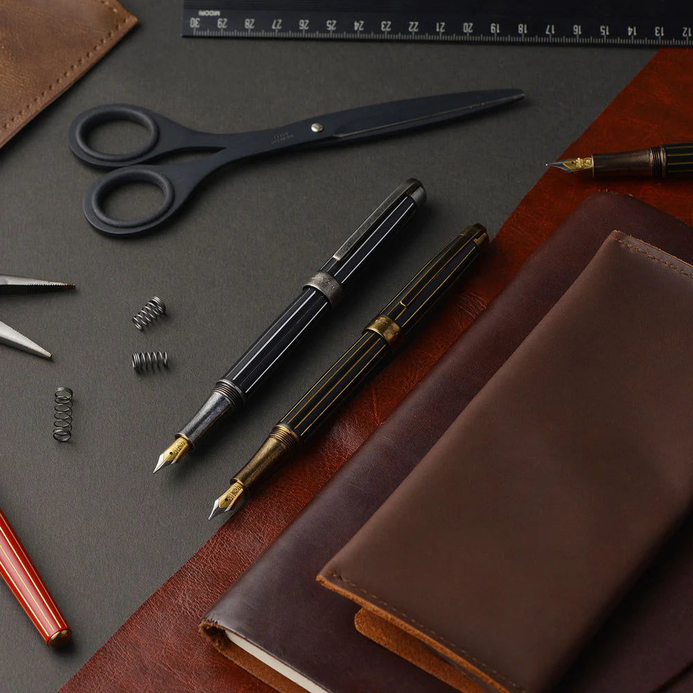 The Antique'II has a clean and vintage look. It is perfect for every writing occasion with its minimal geometric style.
A well-designed, reliable pen
Sleek, spring-loaded pocket clip for secure carrying.
Antique'II is the retro of the signing pen used by Pope Benedict XVI in 200, Isreal.