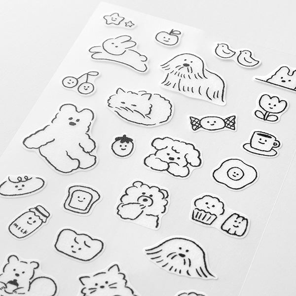 The "loose motif pattern" is a collection of motifs such as cats, dogs, and food with soft and gentle expressions.
A wide variety of sticker designs to use with your notebook
These peel-and-stick washi stickers will make your daily records more fun. Simply stick them freely on the margins of your notebook to create a gorgeous page. It comes in a pack of 2 sheets, a small size that is perfect for monthly blocks and a large size that is convenient for filling in the blanks.