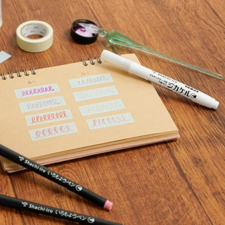 "Jikakel" is a primer pen for masking tape that can be applied to masking tape and dried to write without repelling even water-based ink.
You can enjoy decorating with your favorite water-based pen, fountain pen, or glass pen.
Easy to apply with a brush-type pen lead!
It uses a brushed type pen lead with good flexibility and excellent durability.
It can be applied efficiently to masking tapes of various widths.
It is colorless and transparent, so it doesn't spoil the design!
It uses colorless and tra