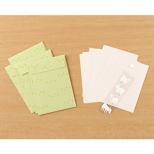 This letter set comes with a fluffy animal sticker. The letter paper is a small size that can be used like a single stroke of paper, and the envelope is conveniently sized to hold photos.
The letter has a moderate length, so it's easy to use for small thank-you letters or letters in everyday life.