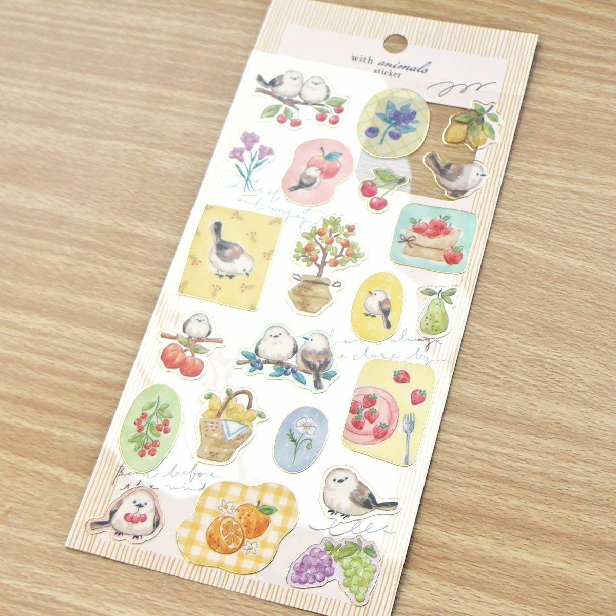 An illustration sticker with the theme of the peaceful daily life of animals is now available!
It features a gold rim around the seal.
Please also pay attention to the sheer piece design.