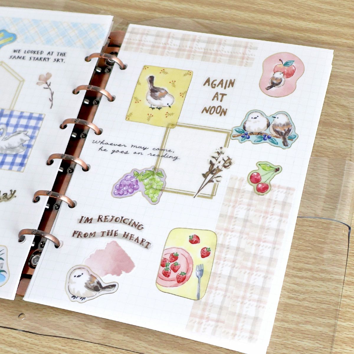 An illustration sticker with the theme of the peaceful daily life of animals is now available!
It features a gold rim around the seal.
Please also pay attention to the sheer piece design.