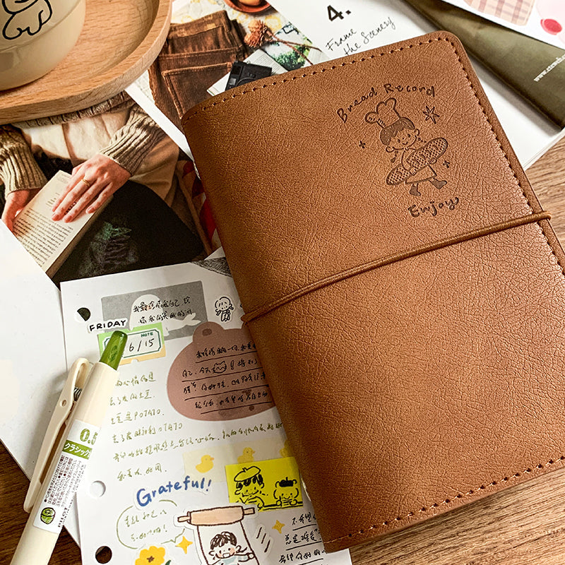 Molinta - Azhuo Brown A7 Cover
A compact A7 cover from Molinta, designed for everyday notes, lists, and creative planning. Lightweight and easy to carry, it’s an ideal companion for quick thoughts, reminders, and daily jotting.
Specifications: 102mm x 153mm