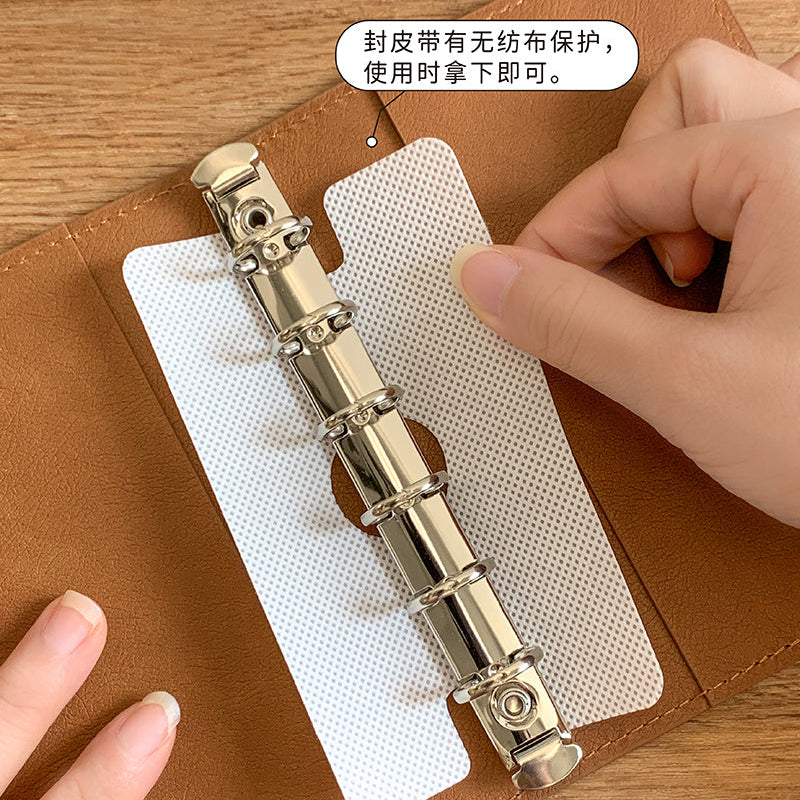 Molinta - Azhuo Brown A7 Cover
A compact A7 cover from Molinta, designed for everyday notes, lists, and creative planning. Lightweight and easy to carry, it’s an ideal companion for quick thoughts, reminders, and daily jotting.
Specifications: 102mm x 153mm