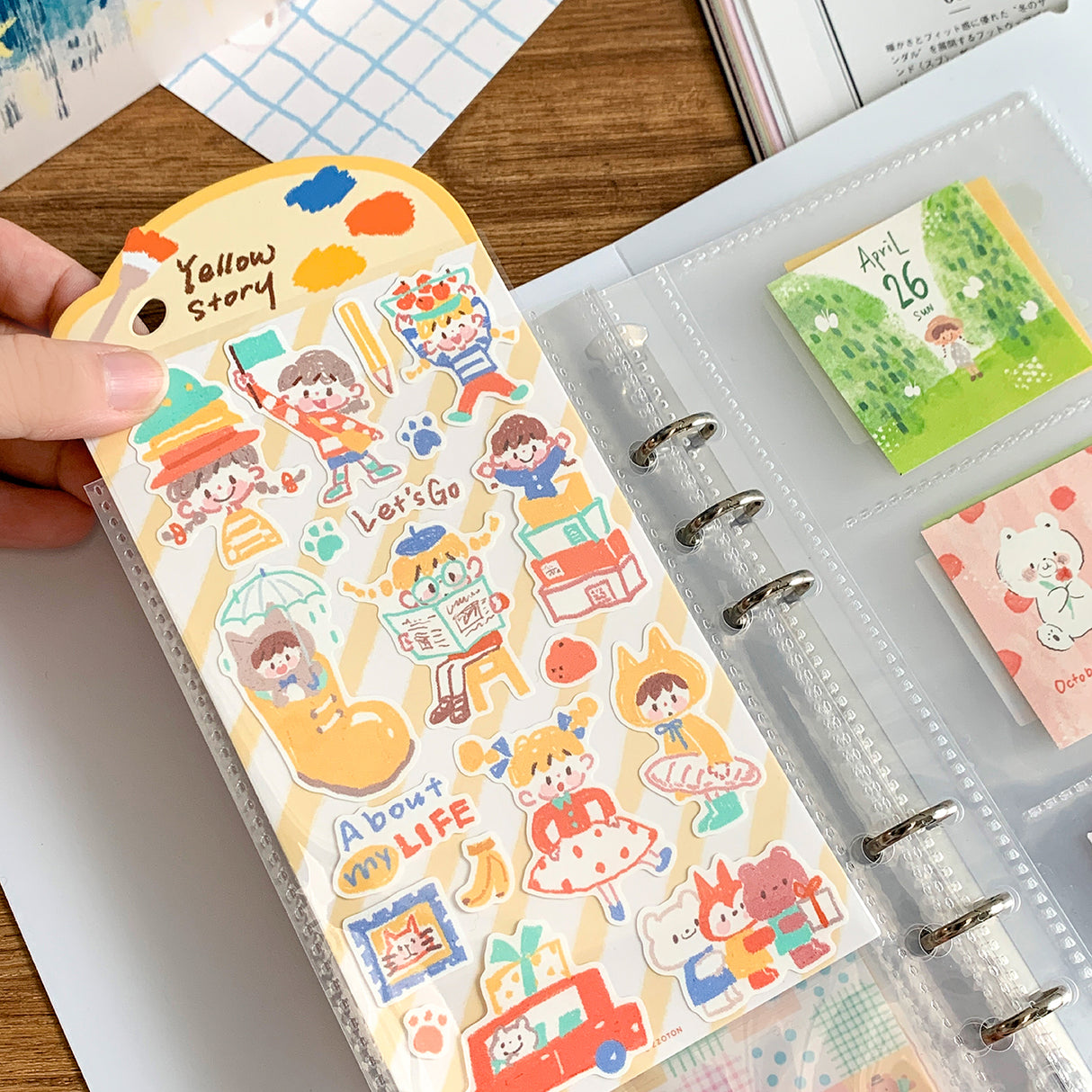 Molinta - Daisy Organizing Binder
Designed in a compact six‑ring format, this binder is perfect for organizing ephemera, sticker sheets, journaling inserts, and creative plans. Lightweight and easy to carry, this binder slips effortlessly into bags, totes, or your desk setup.
Specifications: 140mm x 230mm
6 ring binder
Includes elastic closure
Inserts not included