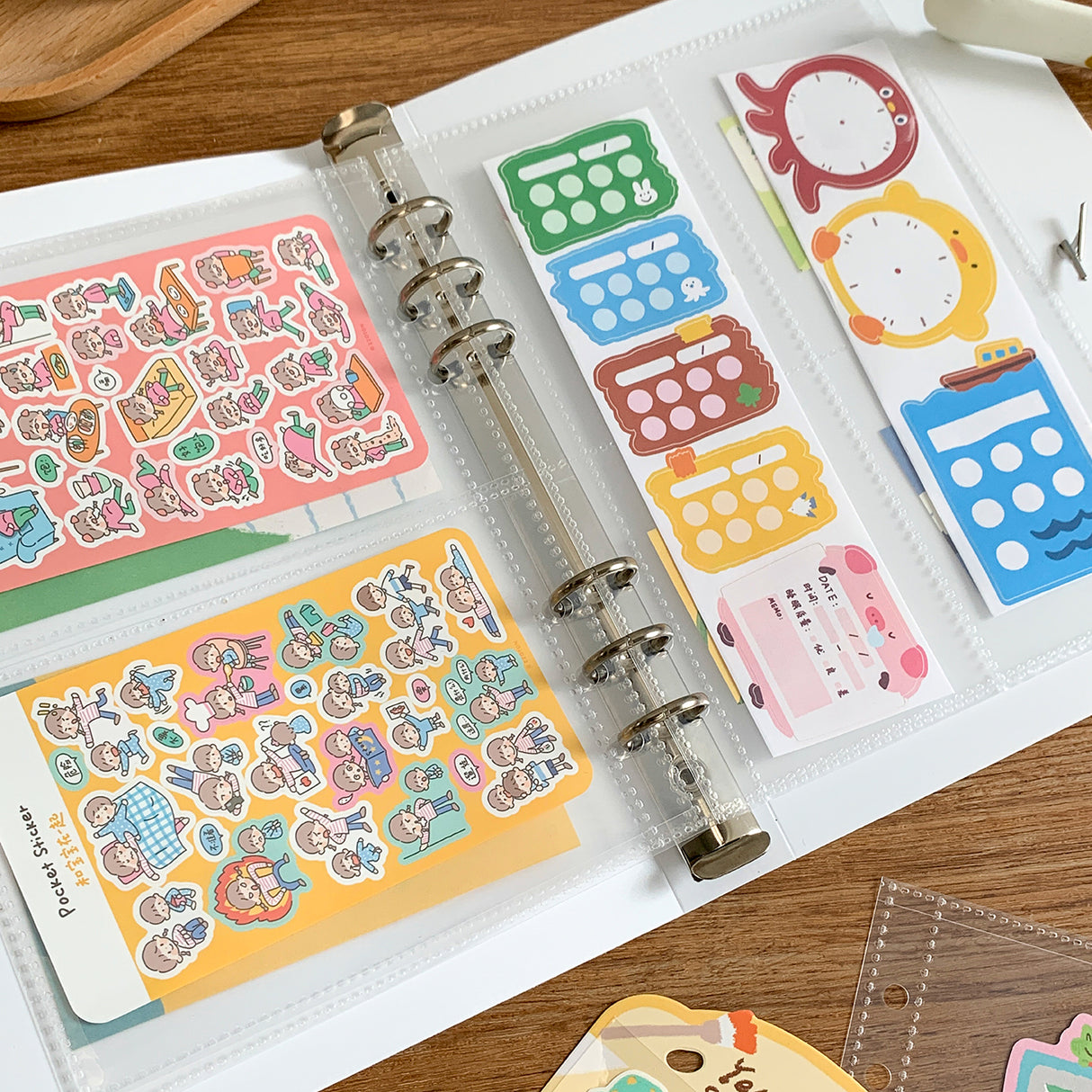 Molinta - Daisy Organizing Binder
Designed in a compact six‑ring format, this binder is perfect for organizing ephemera, sticker sheets, journaling inserts, and creative plans. Lightweight and easy to carry, this binder slips effortlessly into bags, totes, or your desk setup.
Specifications: 140mm x 230mm
6 ring binder
Includes elastic closure
Inserts not included