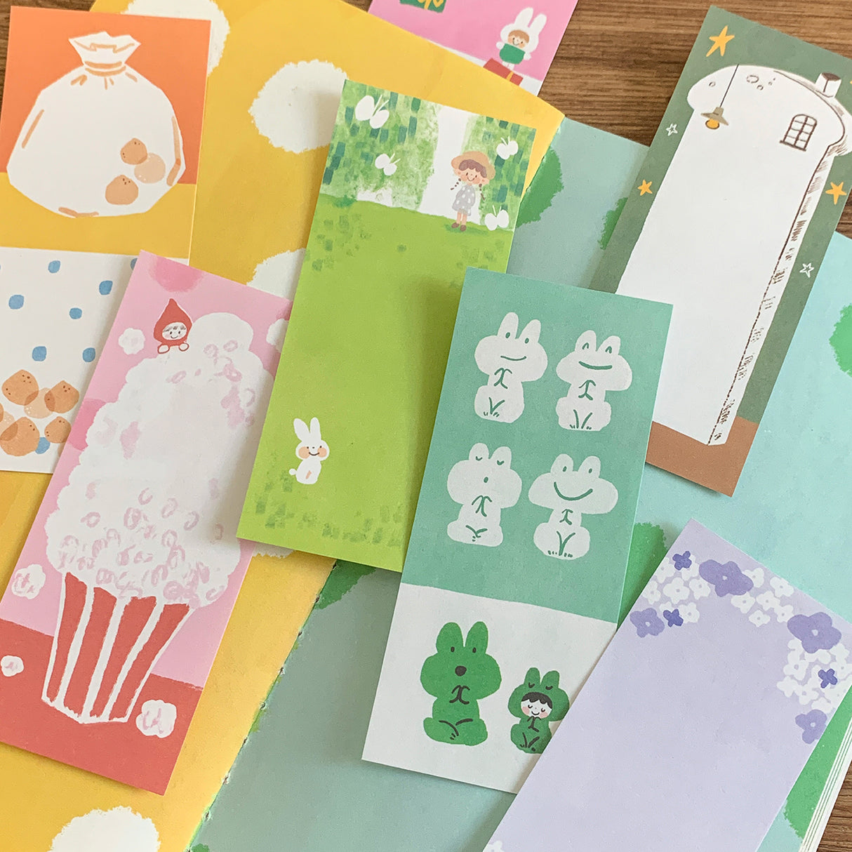 Molinta - Long Sticky Notes B
Take notes or decorate your planner with this cute sticky note set! This set includes 6 different patterns!
48mm x 105mm
120g white kraft paper
48 sheets - 6 different patterns within the sticky note pad