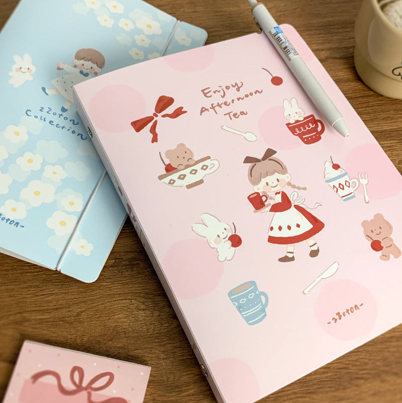 Molinta A5 Organizing Binder - Afternoon Tea
Designed in a six‑ring format, this binder is perfect for organizing ephemera, sticker sheets, journaling inserts, and creative plans. This A5 binder, gives you plenty of room to store larger pages, decorative layouts, and all the bits and pieces that make your journaling uniquely yours. Whether you're building sticker albums, creating themed spreads, or keeping your notes tidy, this binder offers a beautiful and functional way to keep everything in one pla